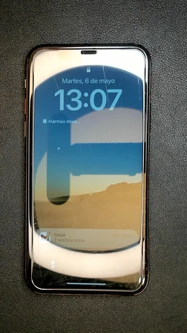 Foto tomada del Apple iPhone XS de M***a posterior a la reparación de batería el 6 de Mayo de 2025