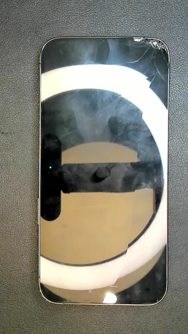 Apple iPhone 14 Pro Max de M*****d antes de la reparación de pantalla