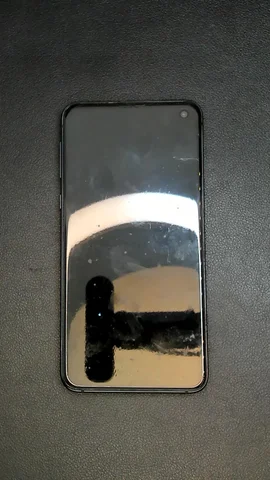 Samsung Galaxy S10e de G*****l antes de la reparación de puerto de carga