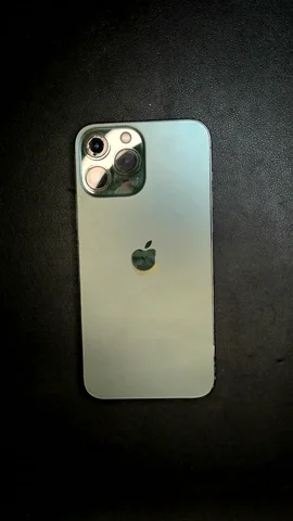 Apple iPhone 13 Pro Max de M****l antes de la reparación de lente de cámara trasera