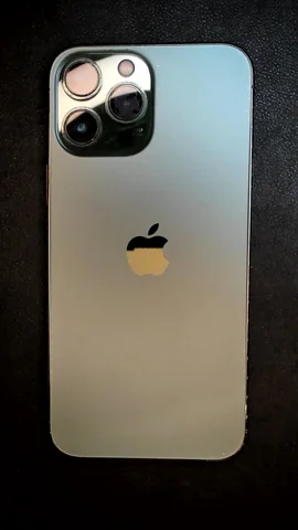 Foto tomada del Apple iPhone 13 Pro Max de M****l posterior a la reparación de lente de cámara trasera el 19 de Mayo de 2025
