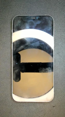 Apple iPhone 12 Pro de B*****z antes de la reparación de sensor de proximidad y pantalla