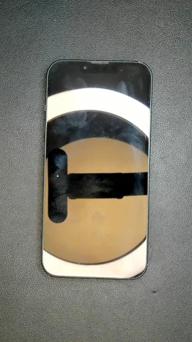 Apple iPhone 13 de F******o antes de la reparación de batería
