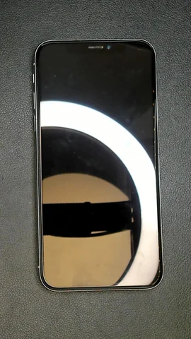 Foto tomada del Apple iPhone X de N*****o posterior a la reparación de pantalla el 26 de Mayo de 2025