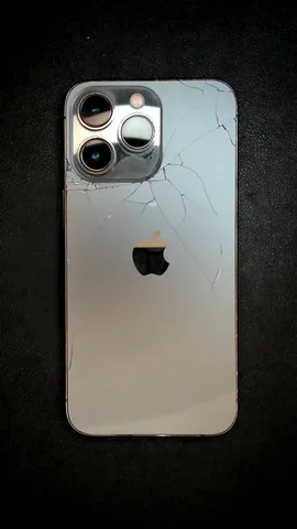 Apple iPhone 13 Pro de J****r antes de la reparación de tapa trasera