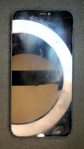 Apple iPhone 12 de M****l antes de la reparación de pantalla y batería