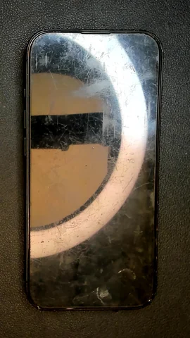 Apple iPhone 15 Pro de R***o antes de la reparación de tapa trasera y pantalla