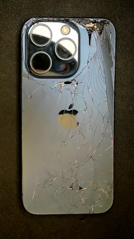 Apple iPhone 15 Pro de R***o antes de la reparación de tapa trasera y pantalla