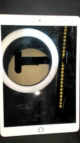 Apple iPad 8 10.2 (2020) de E*a antes de la reparación de cristal digitalizador
