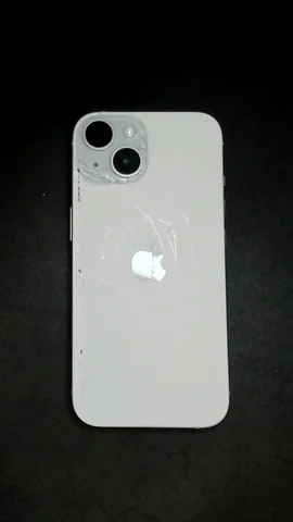 Apple iPhone 15 de T*****s antes de la reparación de tapa trasera