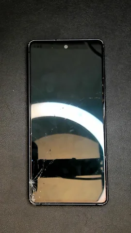 Samsung Galaxy S20 FE de L**s antes de la reparación de pantalla
