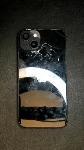 Apple iPhone 13 de M****l antes de la reparación de tapa trasera