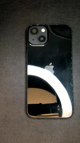 Foto tomada del Apple iPhone 13 de M****l posterior a la reparación de tapa trasera el 10 de Junio de 2025