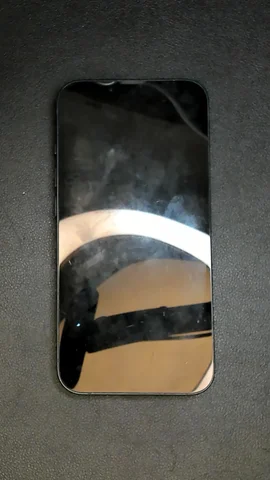 Apple iPhone 13 de N****s antes de la reparación de batería