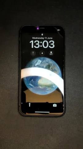 Apple iPhone 11 de G**i antes de la reparación de batería y tapa trasera