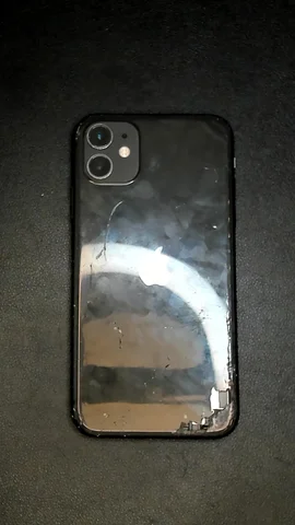 Apple iPhone 11 de G**i antes de la reparación de batería y tapa trasera