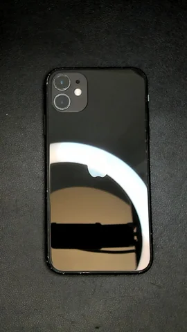 Foto tomada del Apple iPhone 11 de G**i posterior a la reparación de batería y tapa trasera el 11 de Junio de 2025