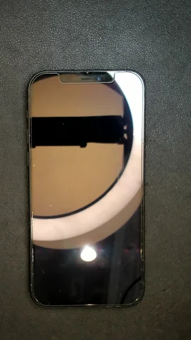 Apple iPhone 12 de C****s antes de la reparación de batería