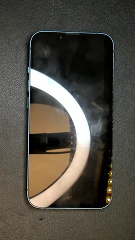 Apple iPhone 13 de F******o antes de la reparación de batería