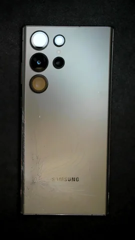 Samsung Galaxy S23 Ultra de A*****o antes de la reparación de tapa trasera