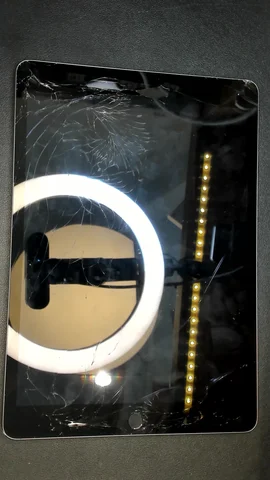 Apple iPad 9 10.2 (2021) de D*****i antes de la reparación de cristal digitalizador