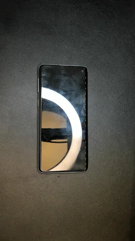 Samsung Galaxy S10 de K***n antes de la reparación de electrónica encendido