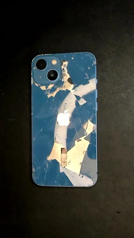 Apple iPhone 13 de R***o antes de la reparación de tapa trasera