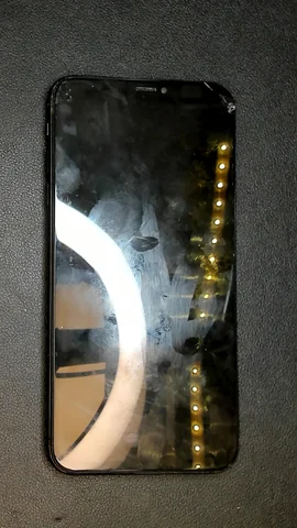 Apple iPhone XS Max de F*******o antes de la reparación de tapa trasera y batería y pantalla
