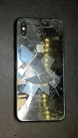 Apple iPhone XS Max de F*******o antes de la reparación de tapa trasera y batería y pantalla