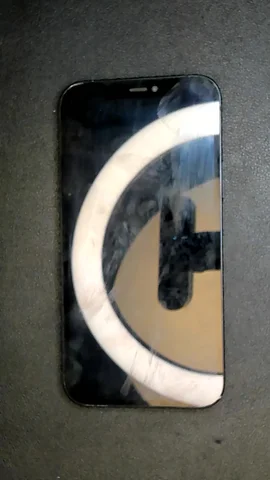 Apple iPhone 12 de M****l antes de la reparación de pantalla y batería