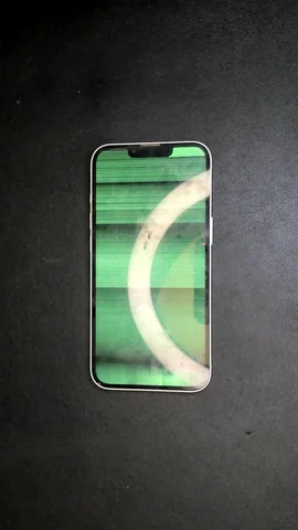 Apple iPhone 13 de A****a antes de la reparación de pantalla
