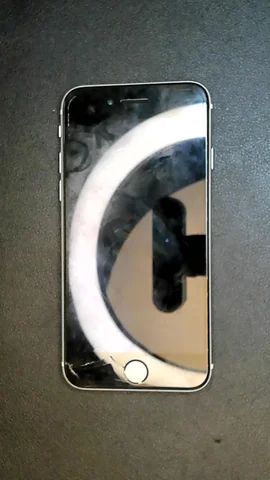 Apple iPhone SE (2020) de C******a antes de la reparación de pantalla