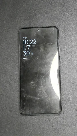 Xiaomi Poco F3 de I*****o antes de la reparación de cámara delantera