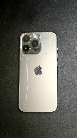 Apple iPhone 13 Pro de A*****o antes de la reparación de tapa trasera