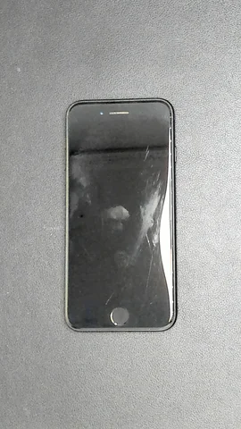 Apple iPhone SE (2020) de J****n antes de la reparación de batería