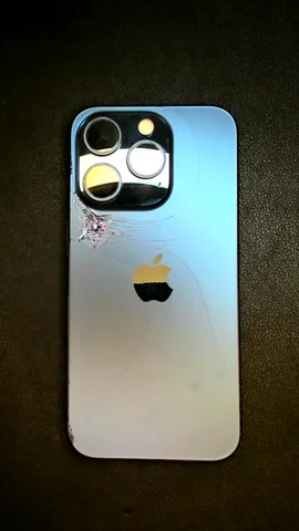 Apple iPhone 15 Pro de J***s antes de la reparación de tapa trasera