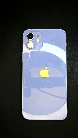Apple iPhone 12 de F*******o antes de la reparación de batería y tapa trasera
