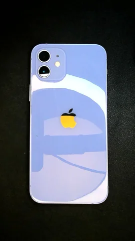 Foto tomada del Apple iPhone 12 de F*******o posterior a la reparación de batería y tapa trasera el 8 de Julio de 2025