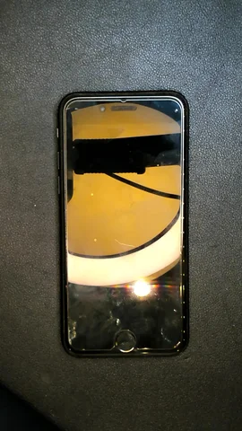 Apple iPhone SE (2020) de J**e antes de la reparación de batería y tapa trasera