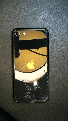 Apple iPhone SE (2020) de J**e antes de la reparación de batería y tapa trasera