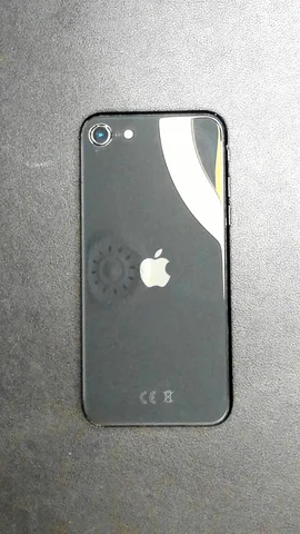 Foto tomada del Apple iPhone SE (2020) de J**e posterior a la reparación de batería y tapa trasera el 10 de Julio de 2025